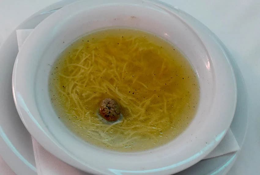 ZABAVA U POŽEŠKOJ SVEČANOJ DVORANI GLORIA : Uz ples i igranje kola do iza ponoći