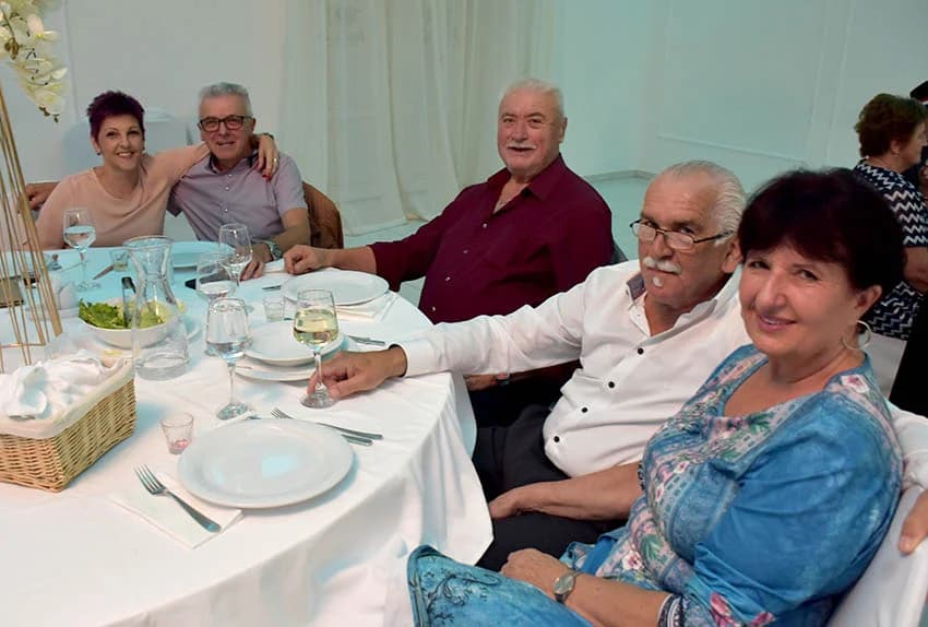 ZABAVA U POŽEŠKOJ SVEČANOJ DVORANI GLORIA : Uz ples i igranje kola do iza ponoći