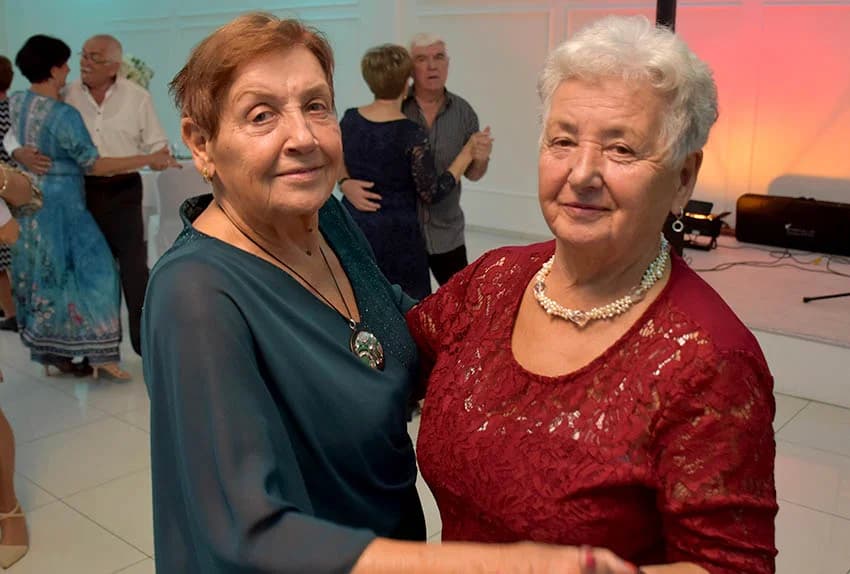 ZABAVA U POŽEŠKOJ SVEČANOJ DVORANI GLORIA : Uz ples i igranje kola do iza ponoći
