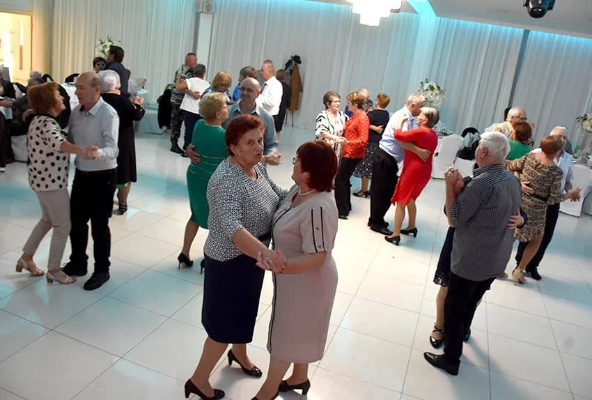 ZABAVA U POŽEŠKOJ SVEČANOJ DVORANI GLORIA : Uz ples i igranje kola do iza ponoći