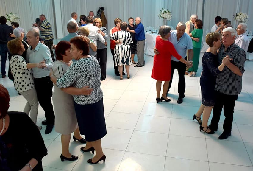 ZABAVA U POŽEŠKOJ SVEČANOJ DVORANI GLORIA : Uz ples i igranje kola do iza ponoći