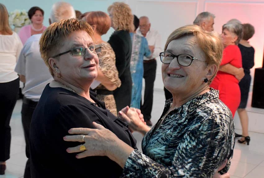 ZABAVA U POŽEŠKOJ SVEČANOJ DVORANI GLORIA : Uz ples i igranje kola do iza ponoći