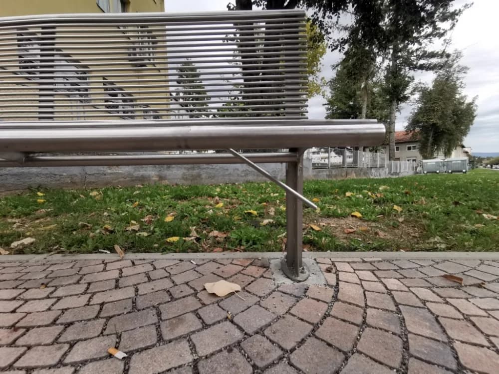 Potrgana klupa pored fakulteta u Požegi