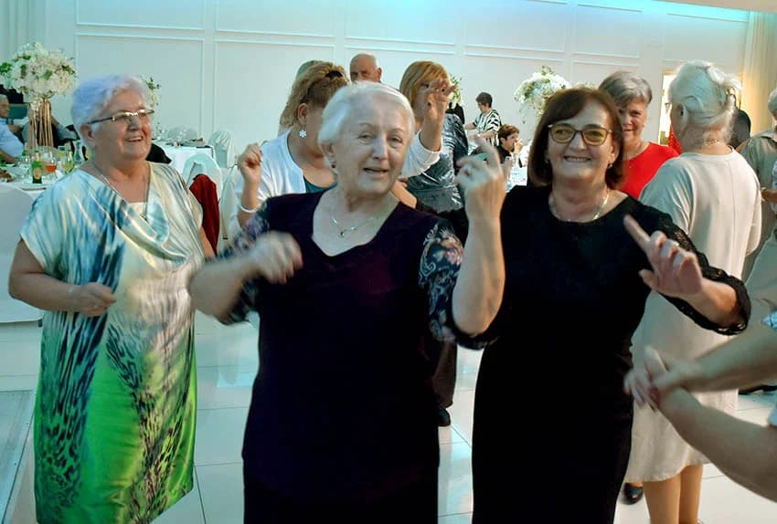 ZABAVA U POŽEŠKOJ SVEČANOJ DVORANI GLORIA : Uz ples i igranje kola do iza ponoći