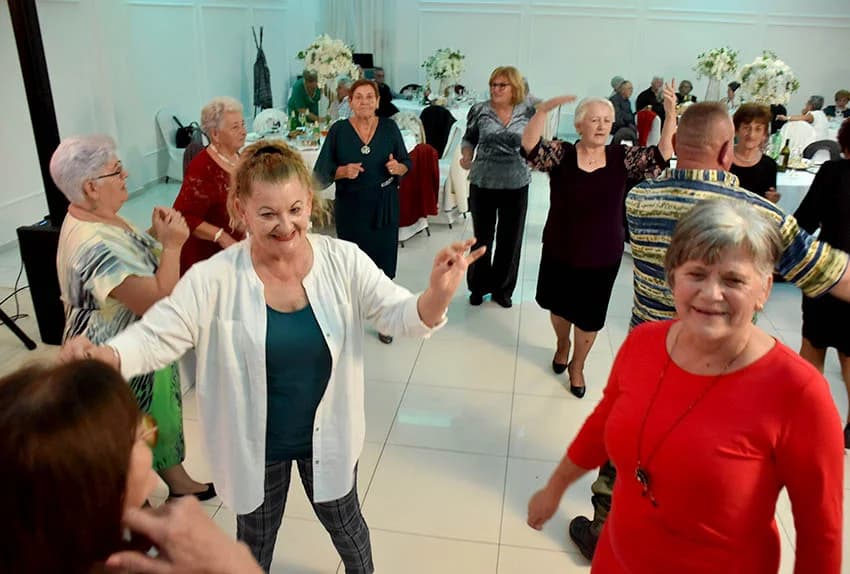 ZABAVA U POŽEŠKOJ SVEČANOJ DVORANI GLORIA : Uz ples i igranje kola do iza ponoći