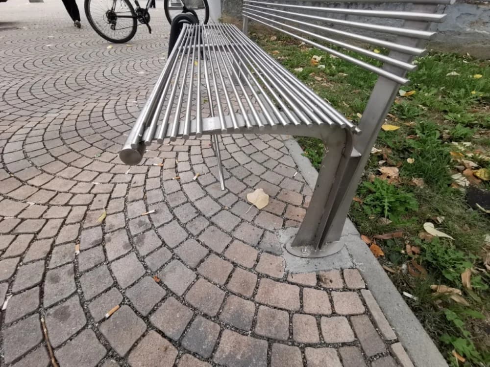 Potrgana klupa pored fakulteta u Požegi