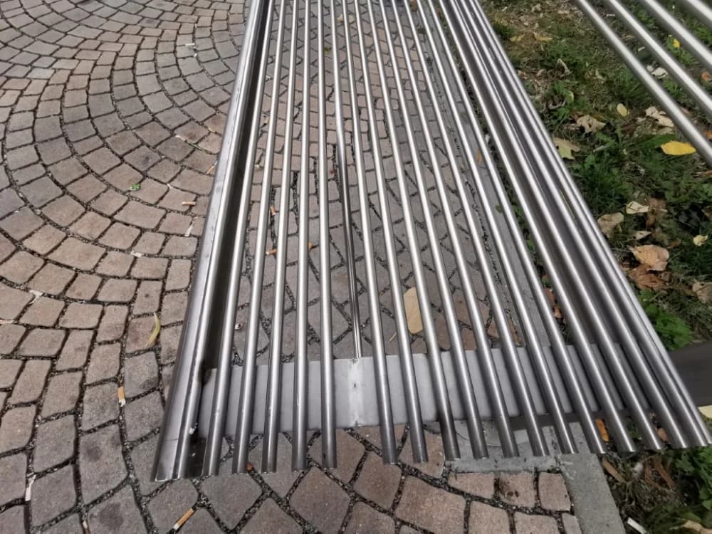 Potrgana klupa pored fakulteta u Požegi