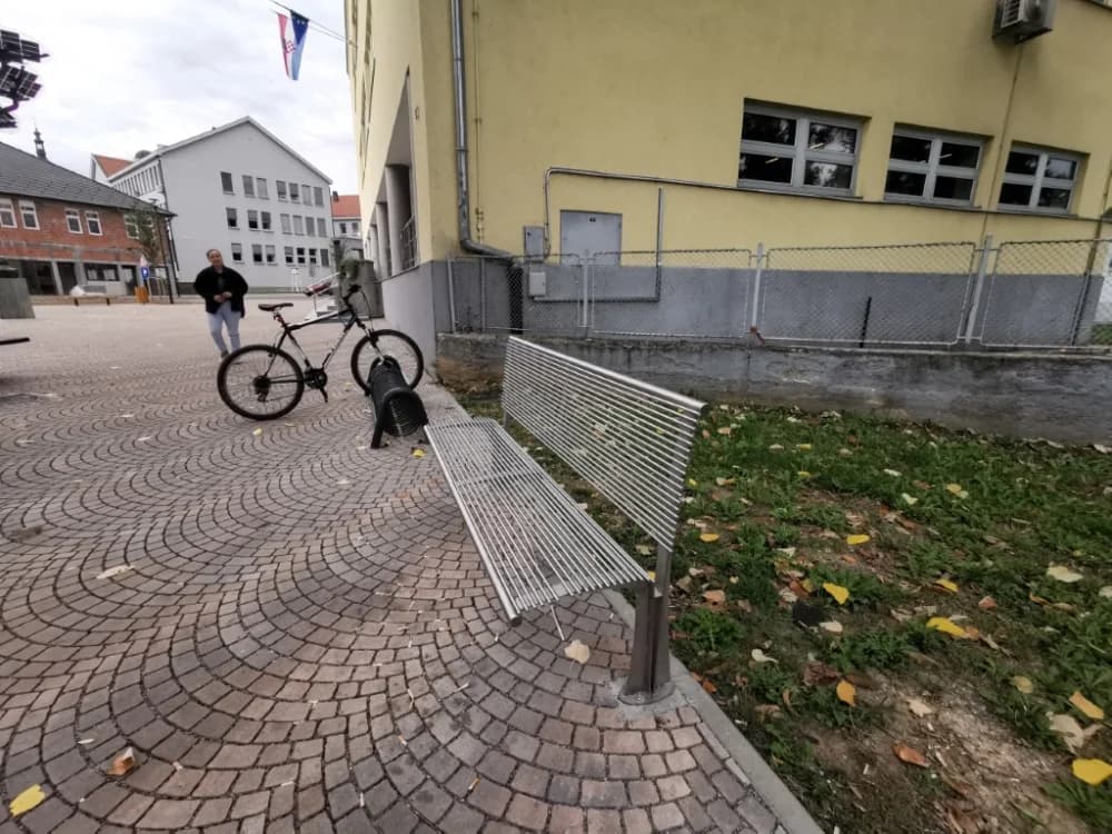 Potrgana klupa pored fakulteta u Požegi