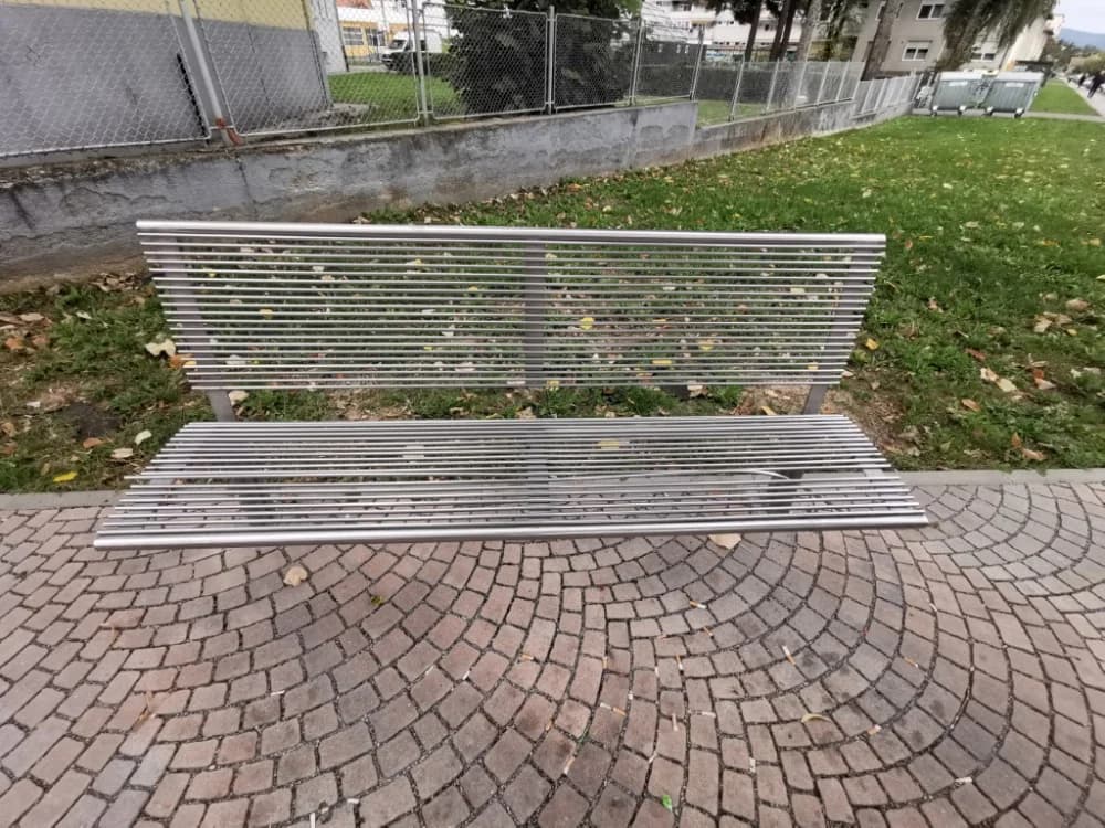 Potrgana klupa pored fakulteta u Požegi