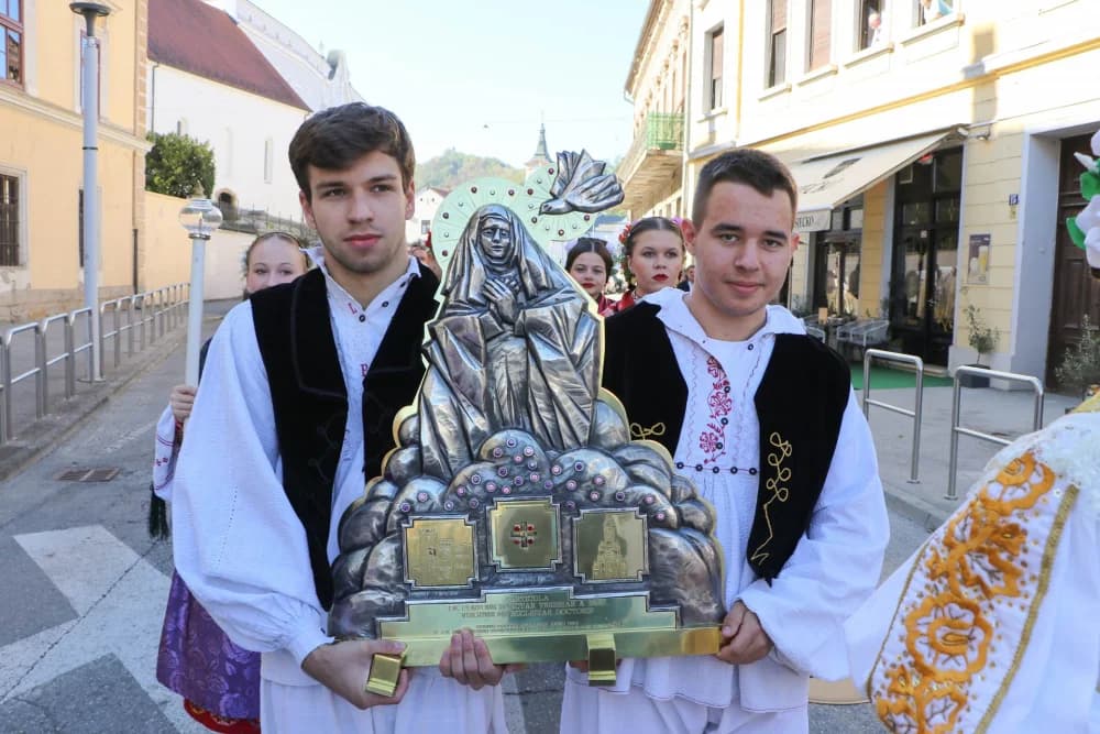 Svečanom procesijom ulicama grada i euharsitijskim slavljem u požeškoj Katedrali proslavljena sv. Terezija Avilska