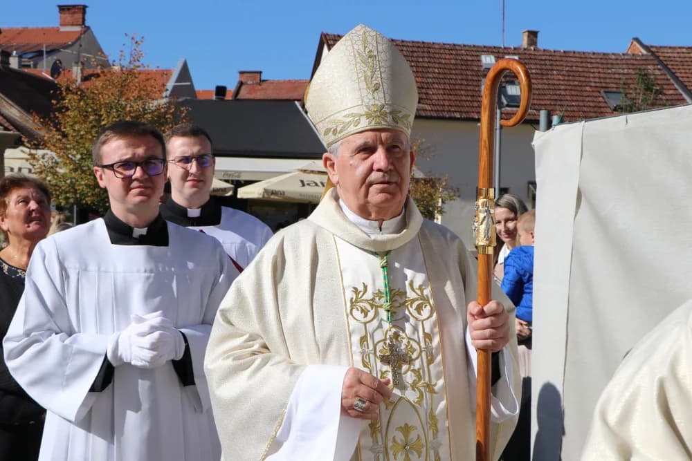Svečanom procesijom ulicama grada i euharsitijskim slavljem u požeškoj Katedrali proslavljena sv. Terezija Avilska