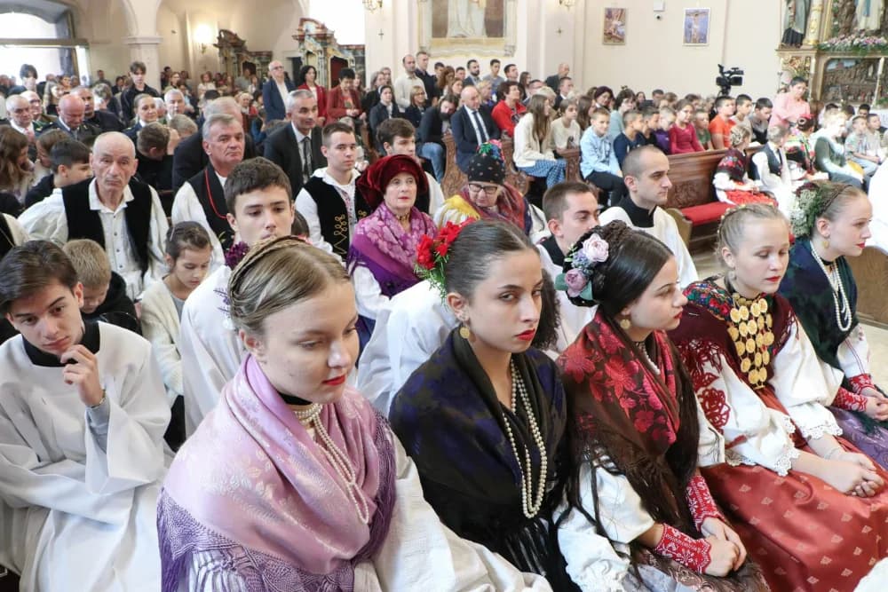Svečanom procesijom ulicama grada i euharsitijskim slavljem u požeškoj Katedrali proslavljena sv. Terezija Avilska