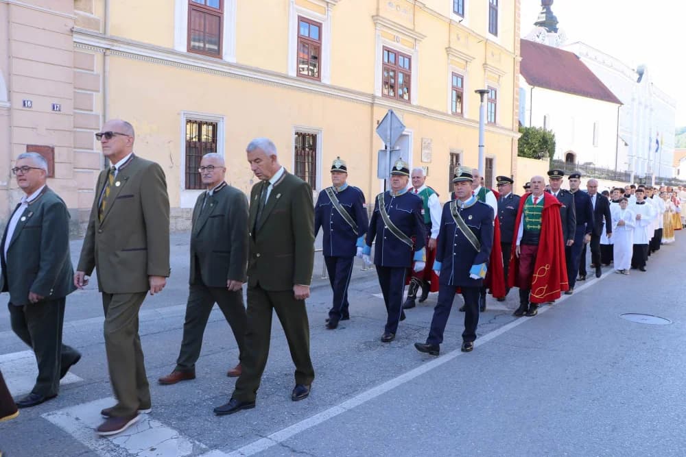 Svečanom procesijom ulicama grada i euharsitijskim slavljem u požeškoj Katedrali proslavljena sv. Terezija Avilska
