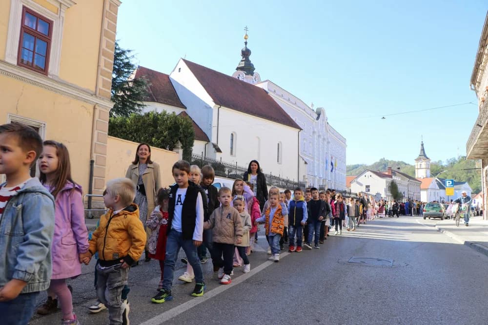 Svečanom procesijom ulicama grada i euharsitijskim slavljem u požeškoj Katedrali proslavljena sv. Terezija Avilska