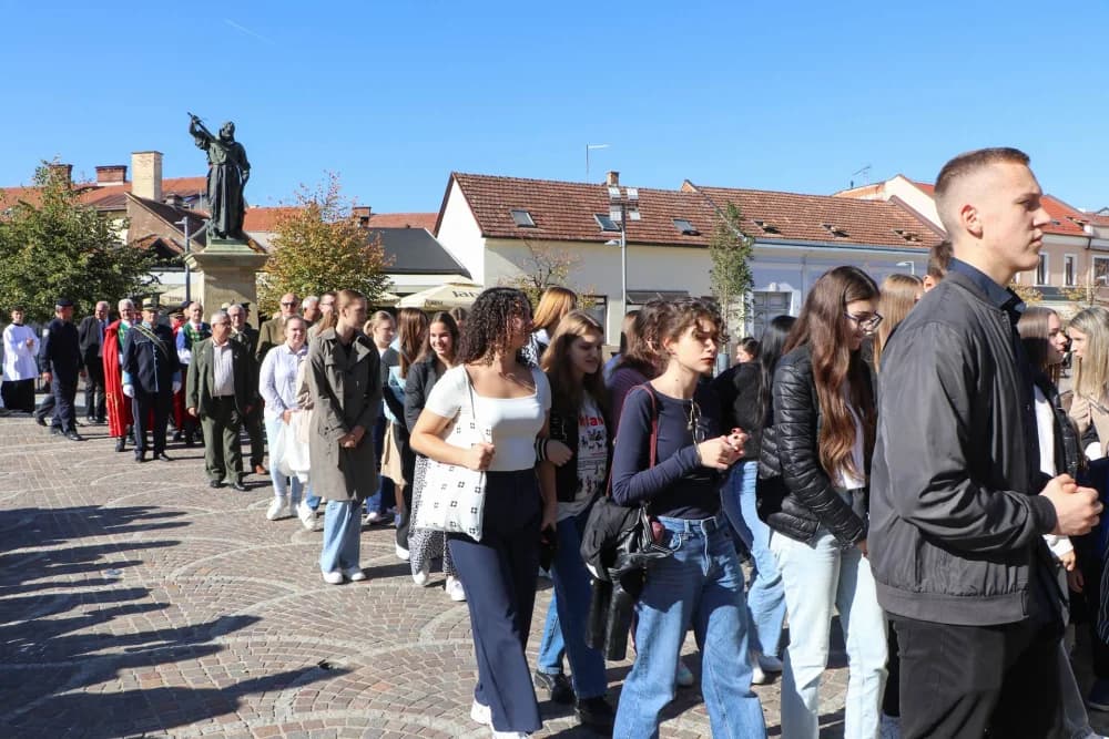 Svečanom procesijom ulicama grada i euharsitijskim slavljem u požeškoj Katedrali proslavljena sv. Terezija Avilska