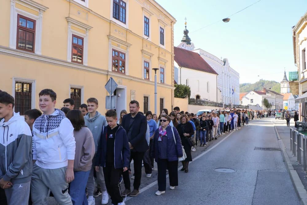 Svečanom procesijom ulicama grada i euharsitijskim slavljem u požeškoj Katedrali proslavljena sv. Terezija Avilska