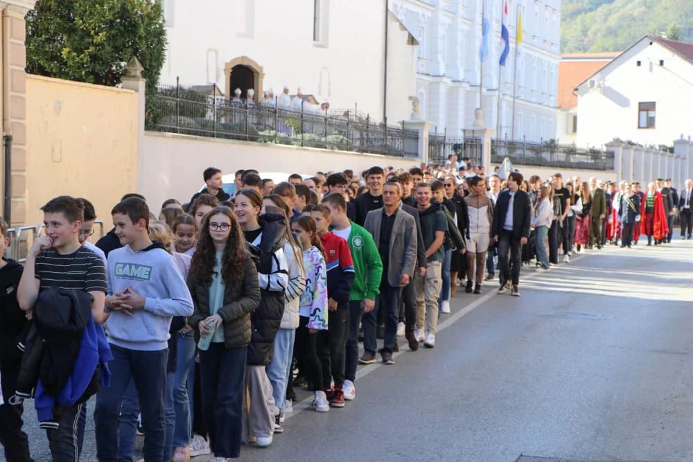 Svečanom procesijom ulicama grada i euharsitijskim slavljem u požeškoj Katedrali proslavljena sv. Terezija Avilska