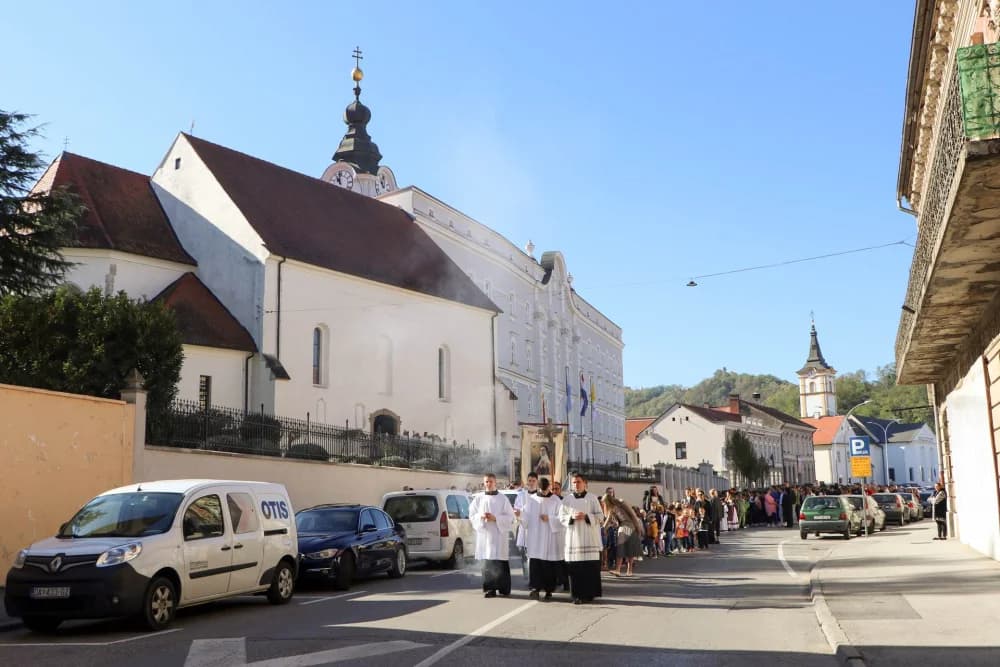 Svečanom procesijom ulicama grada i euharsitijskim slavljem u požeškoj Katedrali proslavljena sv. Terezija Avilska