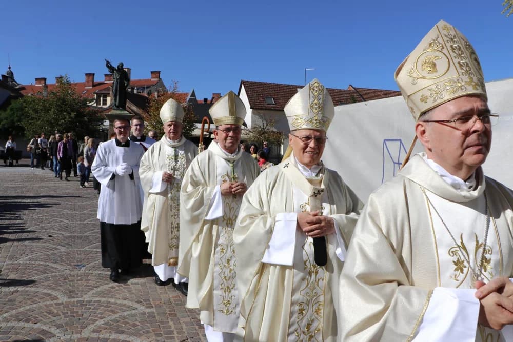 Svečanom procesijom ulicama grada i euharsitijskim slavljem u požeškoj Katedrali proslavljena sv. Terezija Avilska