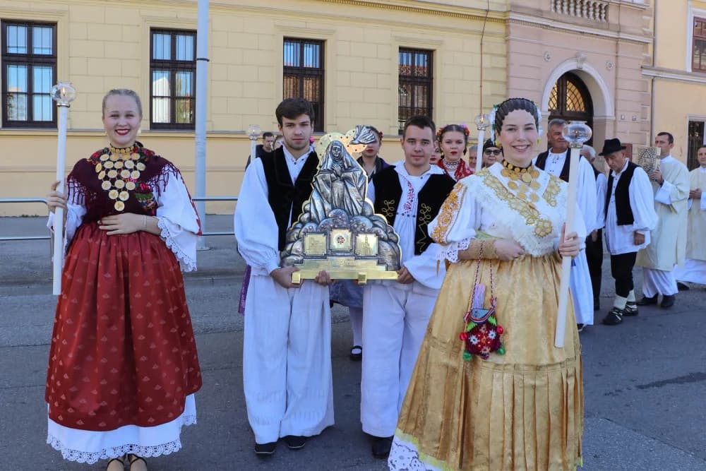 Svečanom procesijom ulicama grada i euharsitijskim slavljem u požeškoj Katedrali proslavljena sv. Terezija Avilska