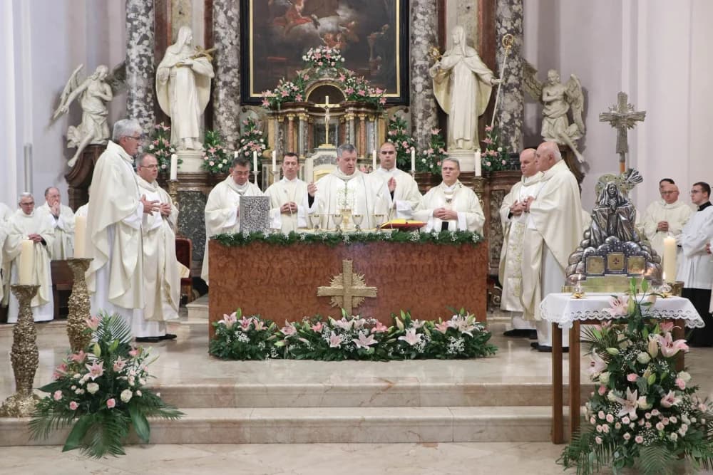 Svečanom procesijom ulicama grada i euharsitijskim slavljem u požeškoj Katedrali proslavljena sv. Terezija Avilska
