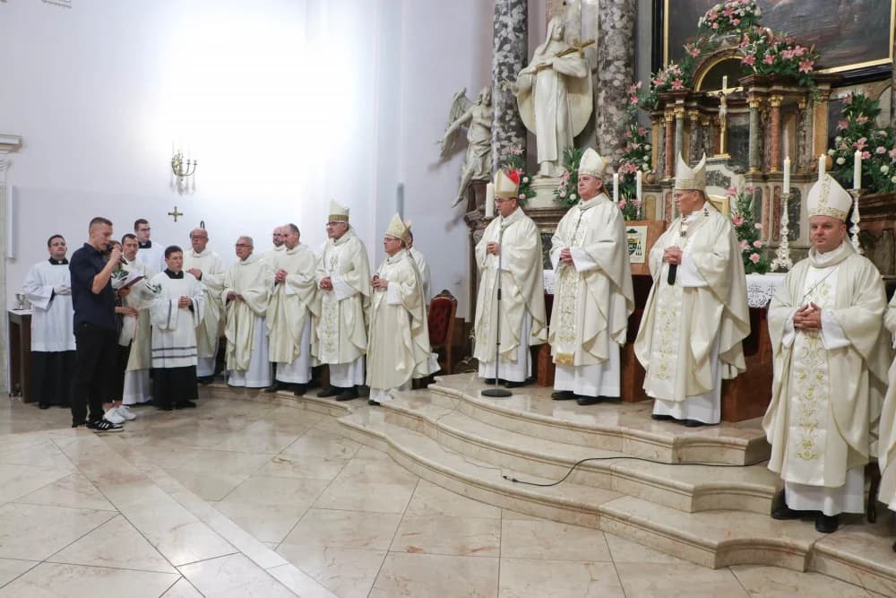 Svečanom procesijom ulicama grada i euharsitijskim slavljem u požeškoj Katedrali proslavljena sv. Terezija Avilska