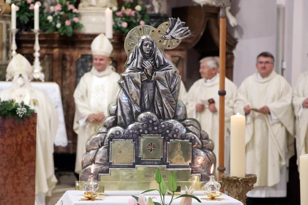 Svečanom procesijom ulicama grada i euharsitijskim slavljem u požeškoj Katedrali proslavljena sv. Terezija Avilska