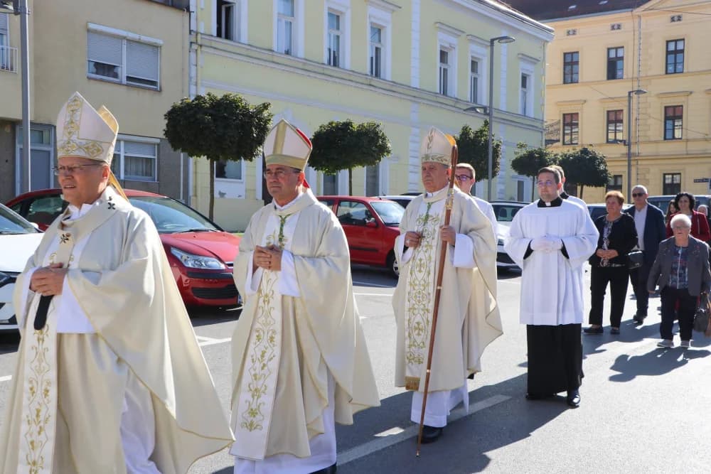 Svečanom procesijom ulicama grada i euharsitijskim slavljem u požeškoj Katedrali proslavljena sv. Terezija Avilska