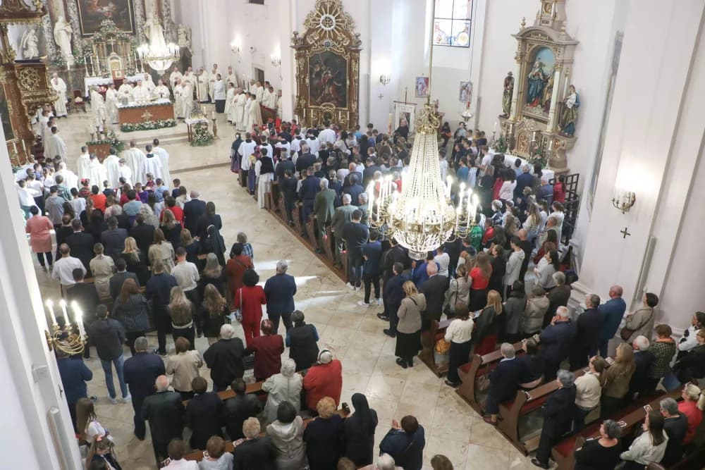 Svečanom procesijom ulicama grada i euharsitijskim slavljem u požeškoj Katedrali proslavljena sv. Terezija Avilska