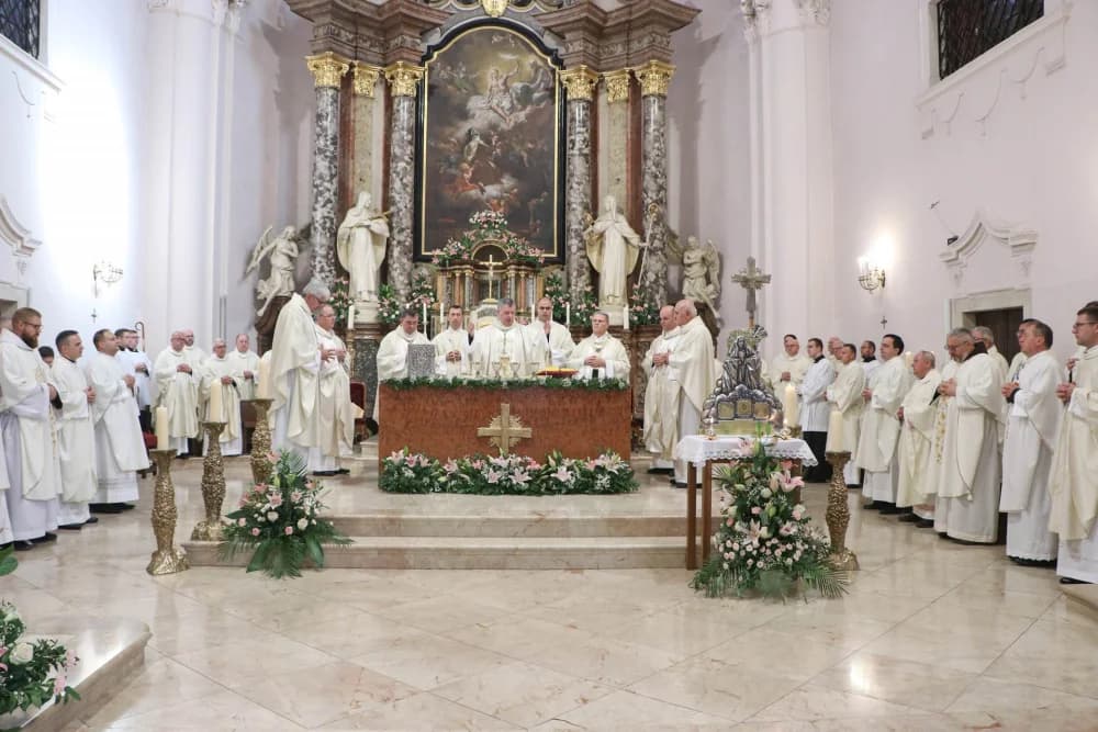 Svečanom procesijom ulicama grada i euharsitijskim slavljem u požeškoj Katedrali proslavljena sv. Terezija Avilska