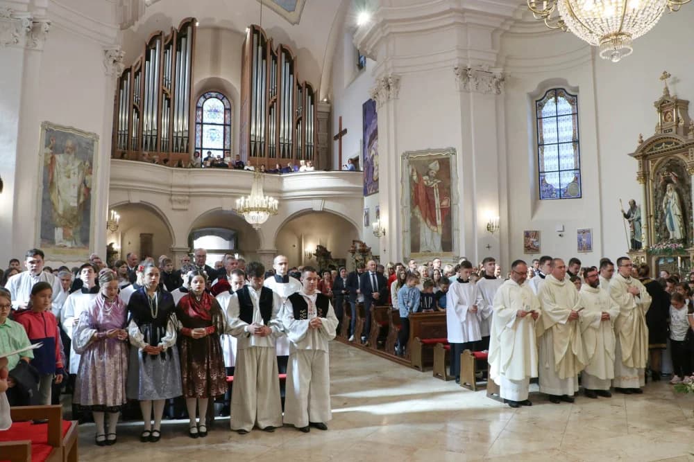 Svečanom procesijom ulicama grada i euharsitijskim slavljem u požeškoj Katedrali proslavljena sv. Terezija Avilska