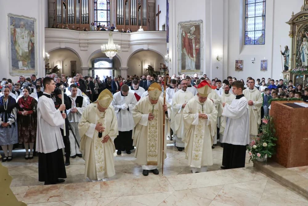 Svečanom procesijom ulicama grada i euharsitijskim slavljem u požeškoj Katedrali proslavljena sv. Terezija Avilska