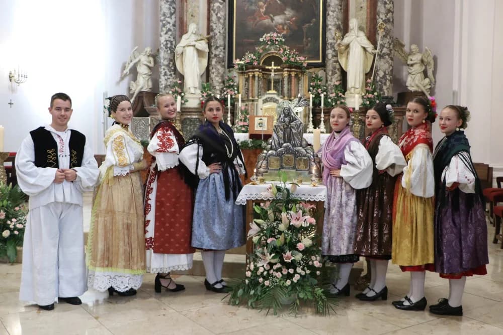 Svečanom procesijom ulicama grada i euharsitijskim slavljem u požeškoj Katedrali proslavljena sv. Terezija Avilska