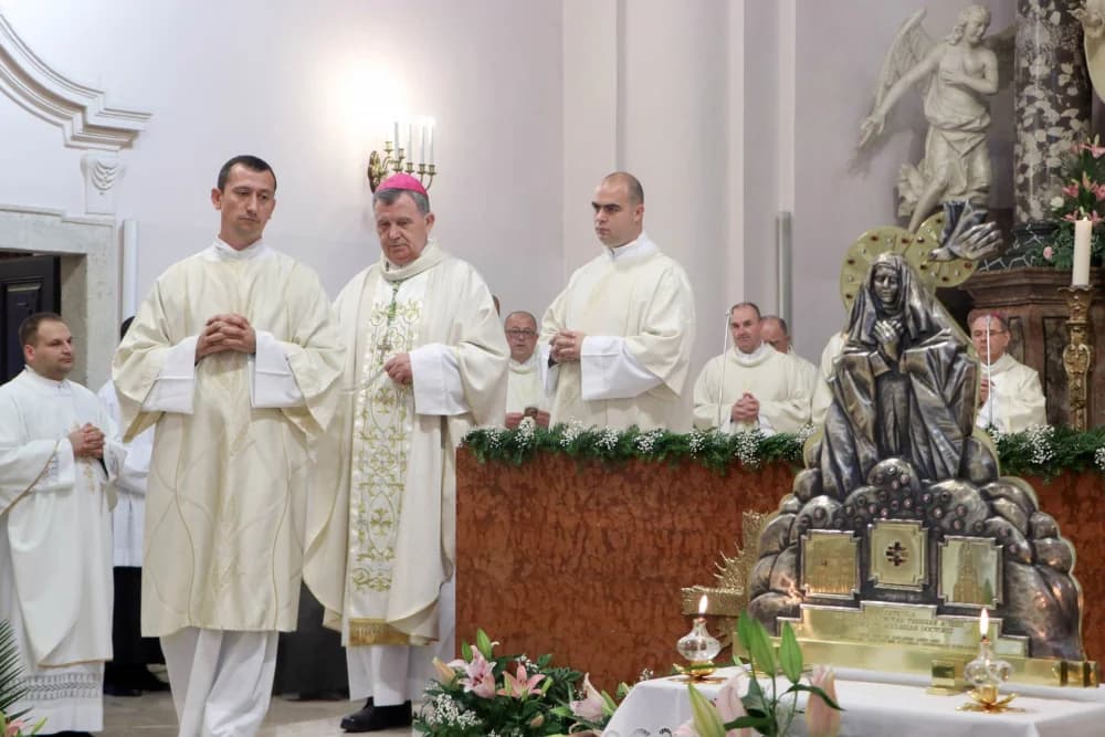 Svečanom procesijom ulicama grada i euharsitijskim slavljem u požeškoj Katedrali proslavljena sv. Terezija Avilska