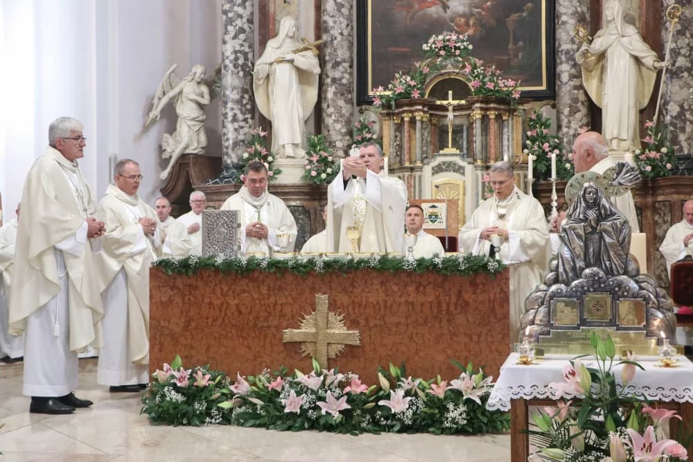 Svečanom procesijom ulicama grada i euharsitijskim slavljem u požeškoj Katedrali proslavljena sv. Terezija Avilska