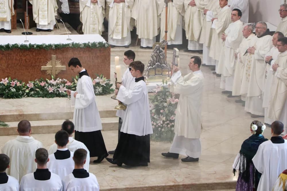 Svečanom procesijom ulicama grada i euharsitijskim slavljem u požeškoj Katedrali proslavljena sv. Terezija Avilska