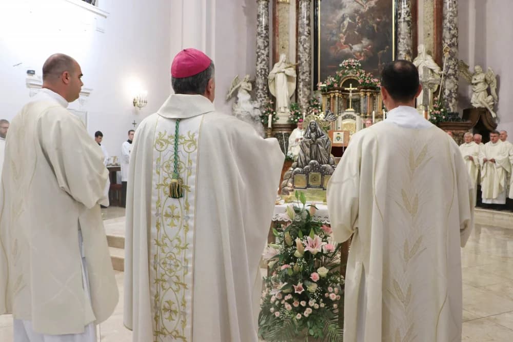 Svečanom procesijom ulicama grada i euharsitijskim slavljem u požeškoj Katedrali proslavljena sv. Terezija Avilska