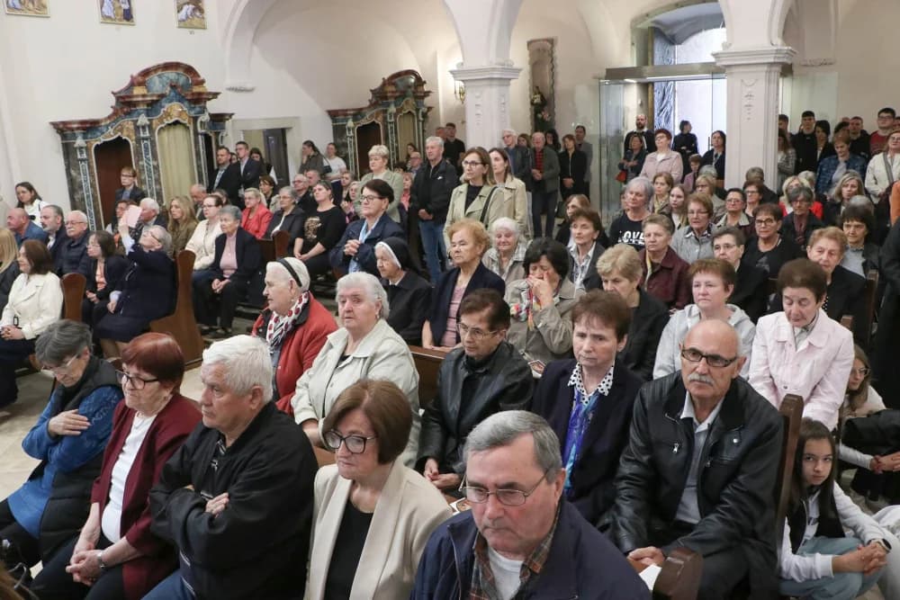 Svečanom procesijom ulicama grada i euharsitijskim slavljem u požeškoj Katedrali proslavljena sv. Terezija Avilska