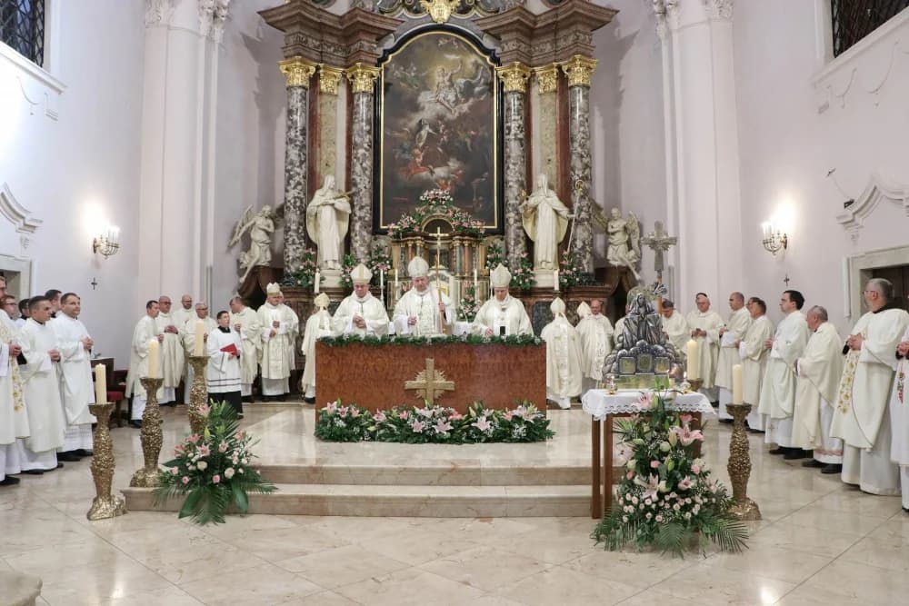 Svečanom procesijom ulicama grada i euharsitijskim slavljem u požeškoj Katedrali proslavljena sv. Terezija Avilska