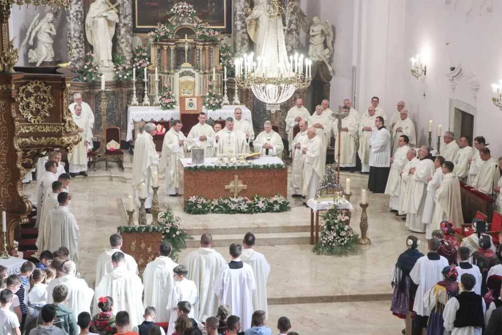 Svečanom procesijom ulicama grada i euharsitijskim slavljem u požeškoj Katedrali proslavljena sv. Terezija Avilska