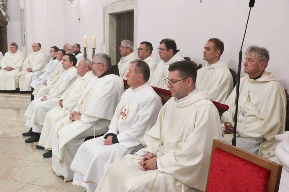 Svečanom procesijom ulicama grada i euharsitijskim slavljem u požeškoj Katedrali proslavljena sv. Terezija Avilska