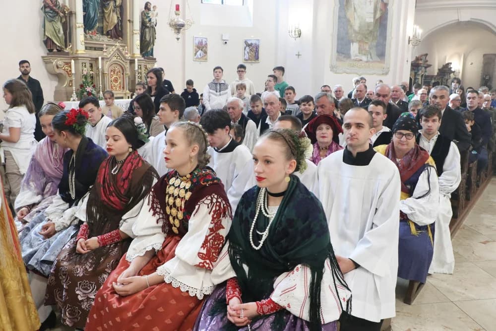 Svečanom procesijom ulicama grada i euharsitijskim slavljem u požeškoj Katedrali proslavljena sv. Terezija Avilska