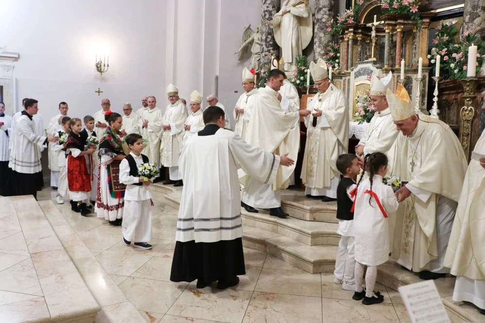 Svečanom procesijom ulicama grada i euharsitijskim slavljem u požeškoj Katedrali proslavljena sv. Terezija Avilska