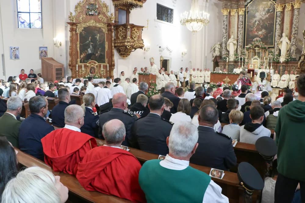 Svečanom procesijom ulicama grada i euharsitijskim slavljem u požeškoj Katedrali proslavljena sv. Terezija Avilska
