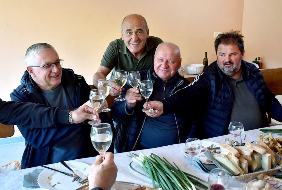 VIZITACIJA U PODRUMU JOZE ŠOŠIĆA U POŽEGI: Uz pečeno janje kušali mladu graševinu