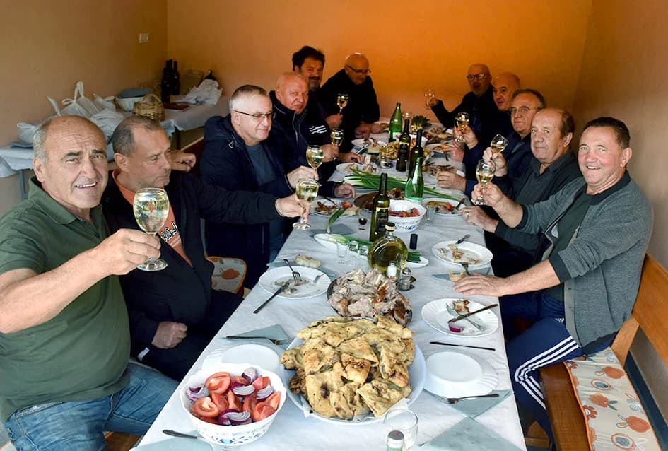 VIZITACIJA U PODRUMU JOZE ŠOŠIĆA U POŽEGI: Uz pečeno janje kušali mladu graševinu