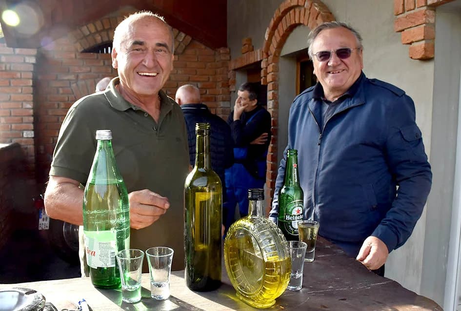VIZITACIJA U PODRUMU JOZE ŠOŠIĆA U POŽEGI: Uz pečeno janje kušali mladu graševinu