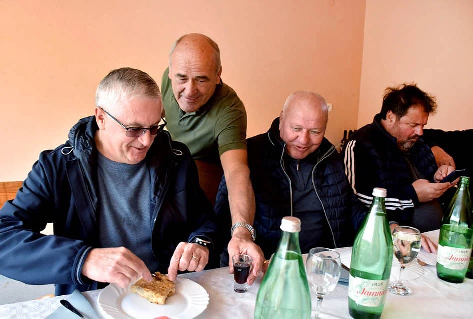 VIZITACIJA U PODRUMU JOZE ŠOŠIĆA U POŽEGI: Uz pečeno janje kušali mladu graševinu