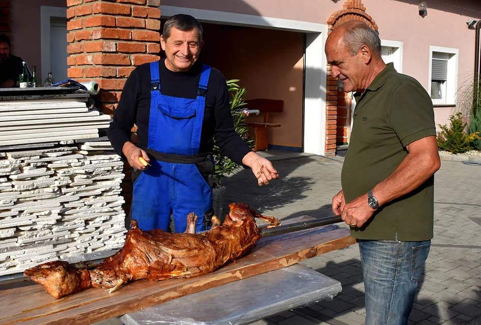 VIZITACIJA U PODRUMU JOZE ŠOŠIĆA U POŽEGI: Uz pečeno janje kušali mladu graševinu