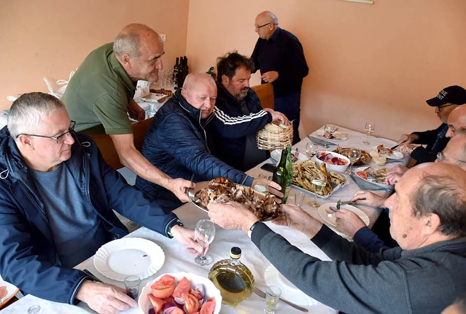 VIZITACIJA U PODRUMU JOZE ŠOŠIĆA U POŽEGI: Uz pečeno janje kušali mladu graševinu